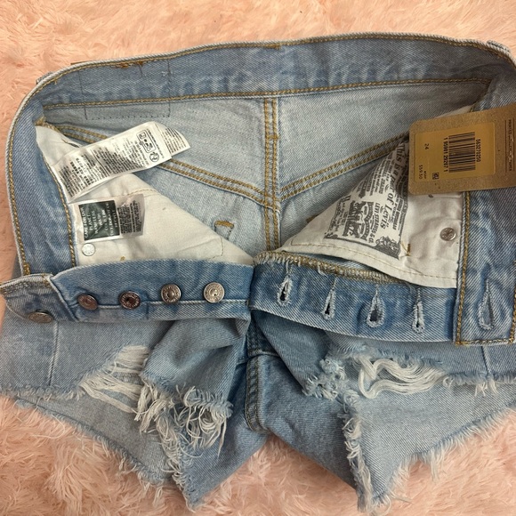 NWT Levi's Light Wash Distressed Jean Shorts - Picture 2 of 2
